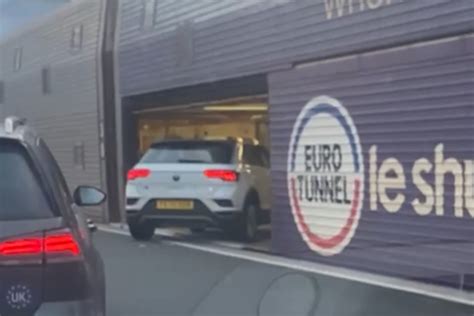 kanaaltunnel met auto